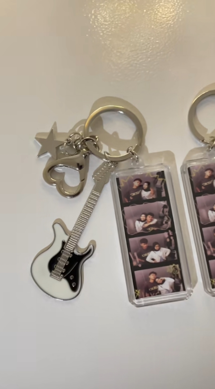 Gantungan kunci foto custom dengan charm gitar