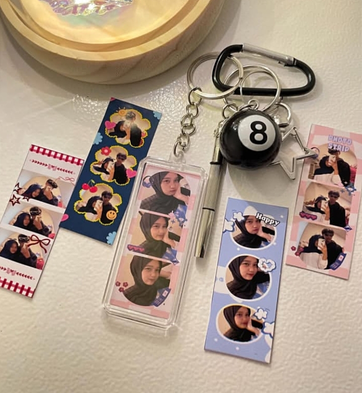 Gantungan kunci foto custom dengan charm bola 8