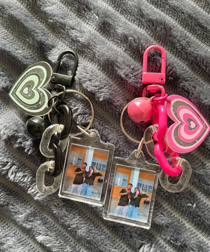 Gantungan kunci foto custom dengan charm hati